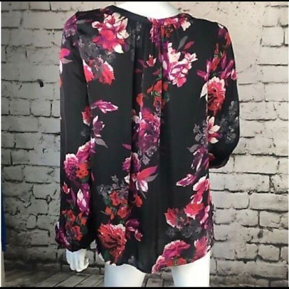Kirna Zabete Target- tie V-neck floral long sleeve, tunic blouse - Picture 3 of 10